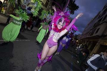  Telde disfruta con el pasacalle de los protagonistas del Carnaval de 'Studio 54'/Lpacarnaval.